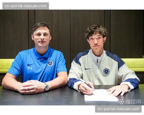 特写：暴雨中完成三次关键扑救，深圳队门将魏黾哲赛后累瘫在地