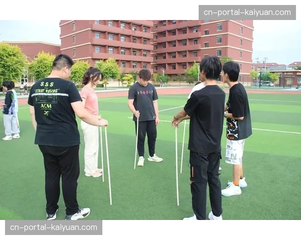 举重课程走进英国中学体育课,旨在改善青少年基础力量素质 举重课程走进英国中学体育课,旨在改善青少年基础力量素质